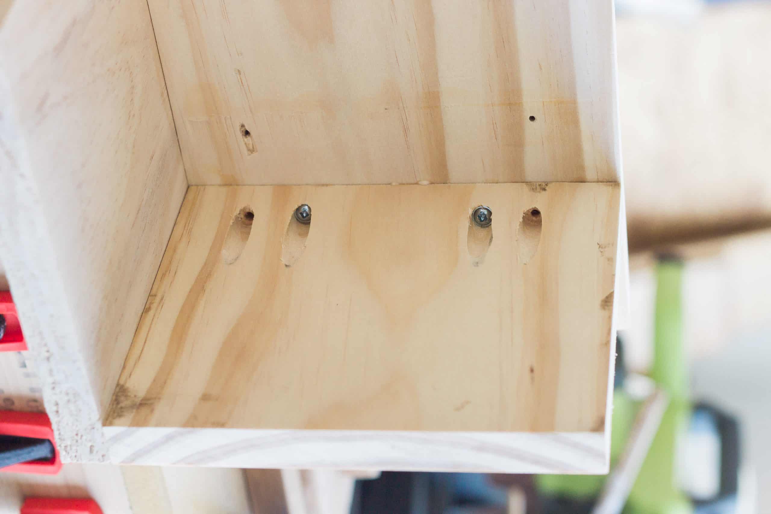 Learn how to build a simple corner bookcase for just $60 dollars! It's a perfect addition to an unused corner. See the complete tutorial at www.freeandunfettered.com. #modernhome #bookcase #diyproject #diyhome #homedecor #bookshelf #homeorganization #bookstorage  