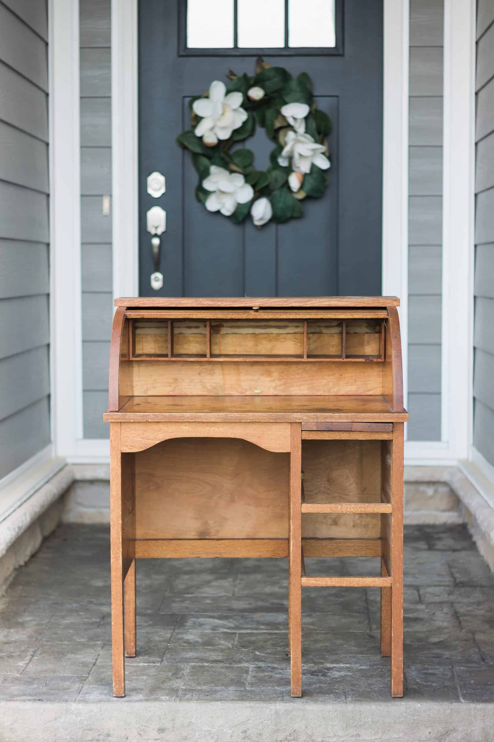 Learn how we managed to achieve the perfect vintage-yet-slightly-modern finish on a children's rolltop desk. Visit www.freeandunfettered.com for the complete details on our vintage children's rolltop desk makeover. #vintagefurniture #reclaimed #modernhome #eclecticdecor #kidsroom 